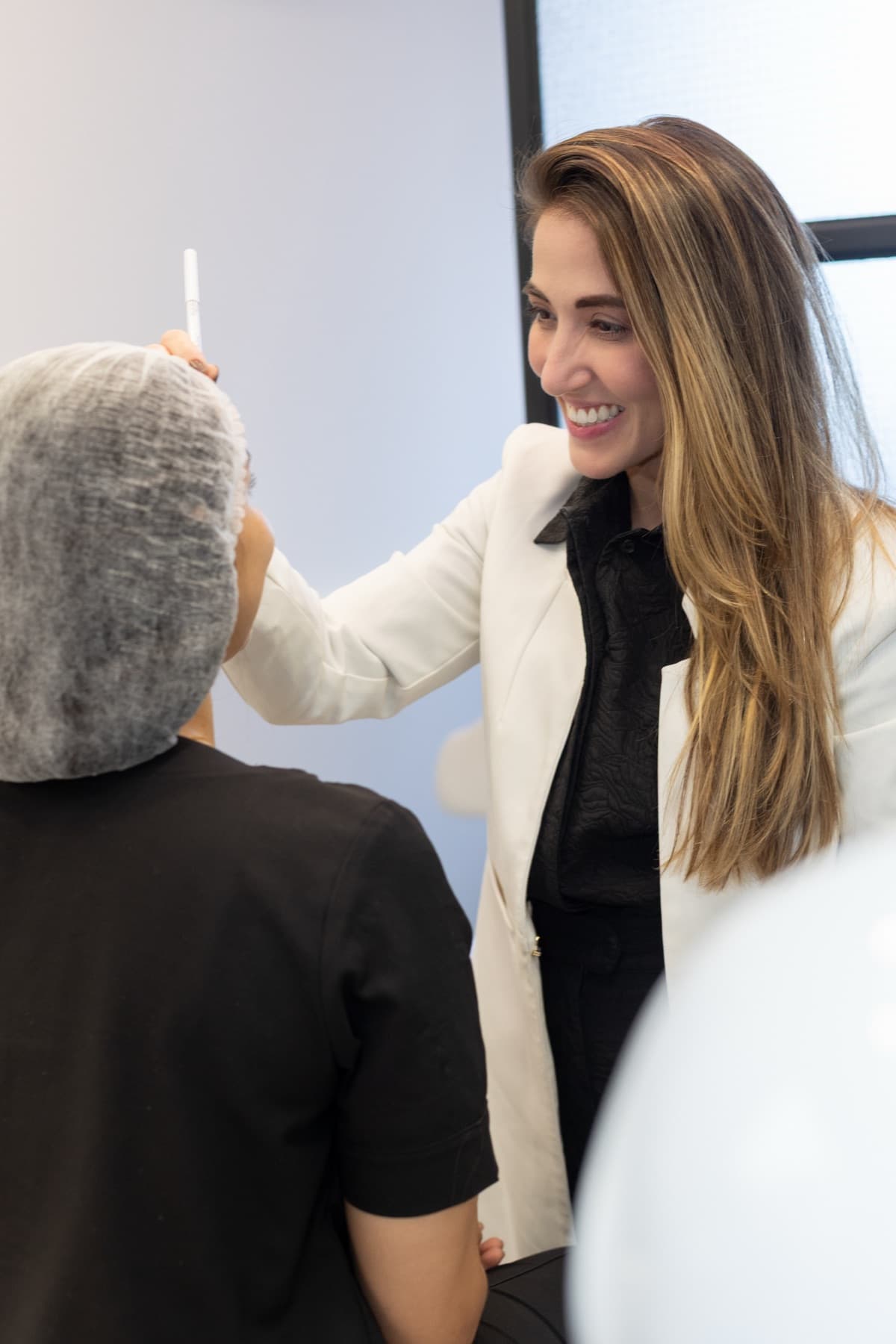 Dermatologista avalia o rosto da paciente