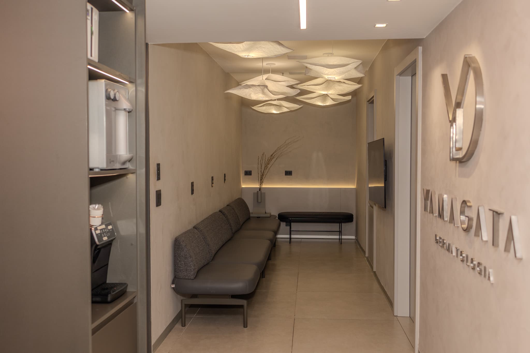 Corredor de atendimento da Yamagata Dermatologia