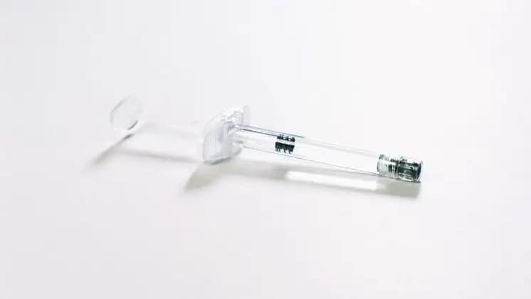 Seringa de uso médico sobre fundo branco
