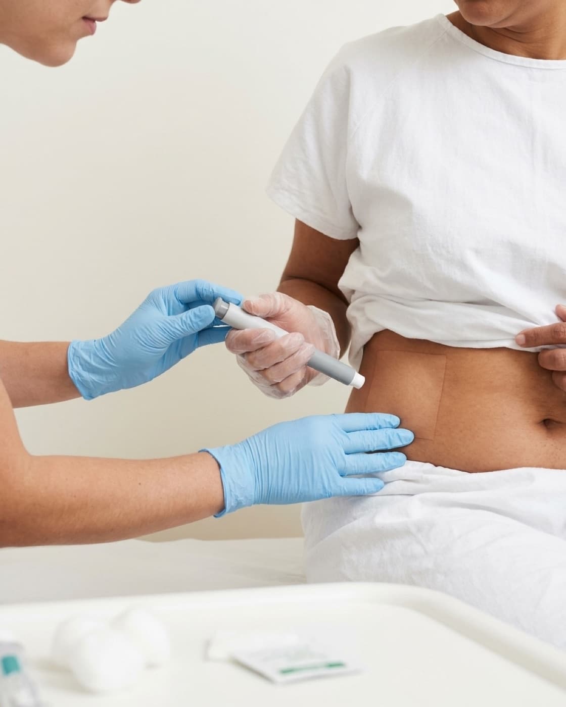 Aplicação de medicamento com caneta injetora no abdome