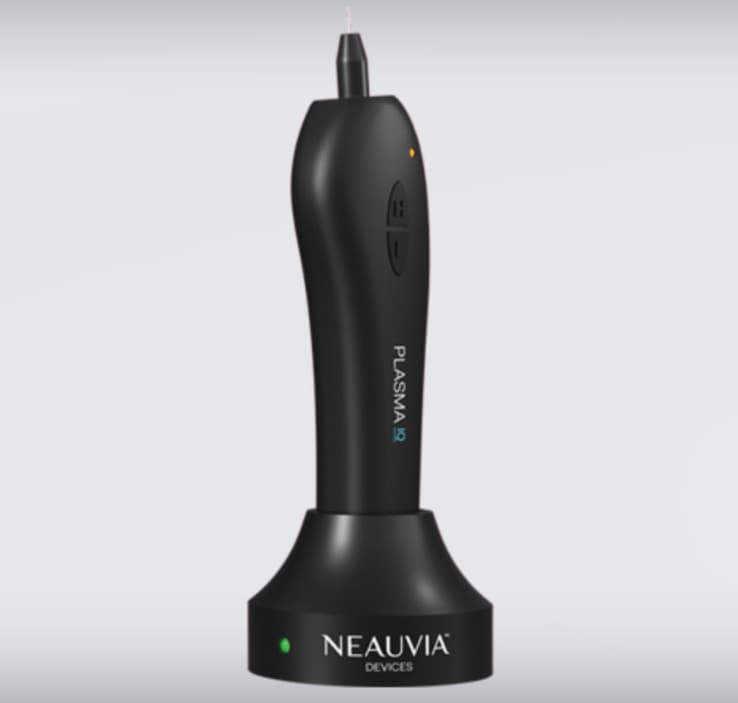 Aparelho Plasma IQ®, caneta de plasma preta apoiada na base