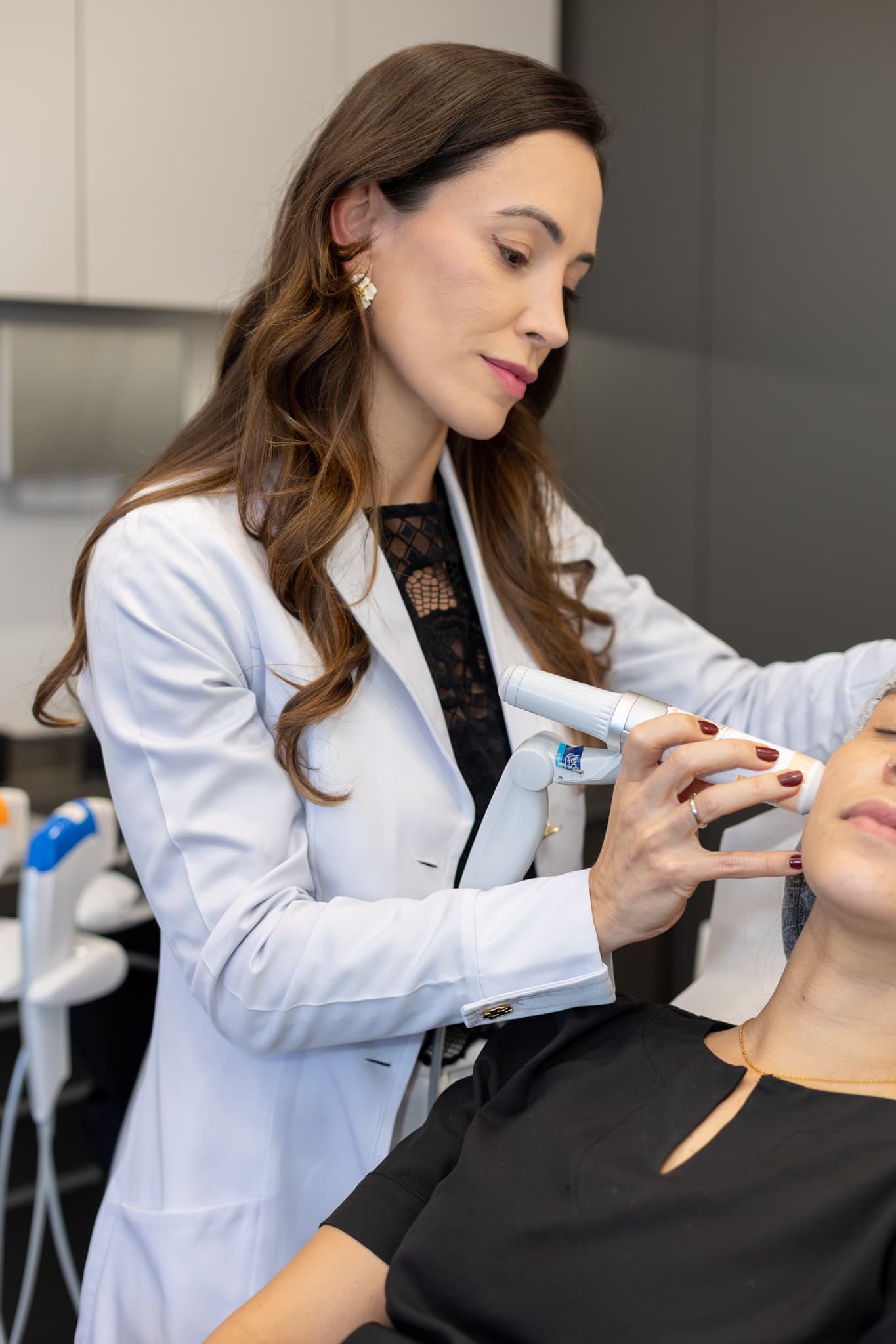 Dermatologista aplica a ponteira do Ultraformer® MPT no rosto de uma paciente, na Yamagata Dermatologia